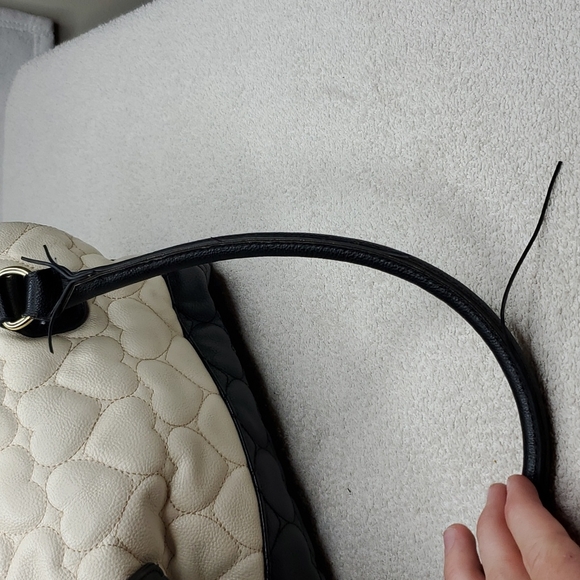Betsy Johnson quilted heart cream black bow tie handle handbag 12X9 - Picture 5 of 8